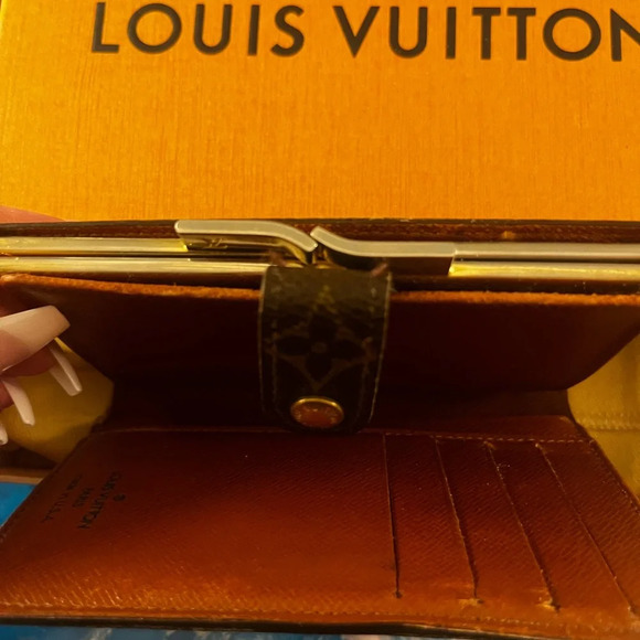 🍀 Louis Vuitton vintage monogram kiss lock wallet, GUC. - Picture 2 of 15